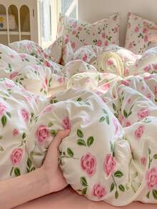 Bộ chăn ga gối họa tiết hoa tím hồng 3 món, bao gồm 1 vỏ chăn cỡ Queen, 1 vỏ chăn mềm có bèo nhún, 2 vỏ gối (không kèm ruột gối). - Màu Hồng baby - Xem 6