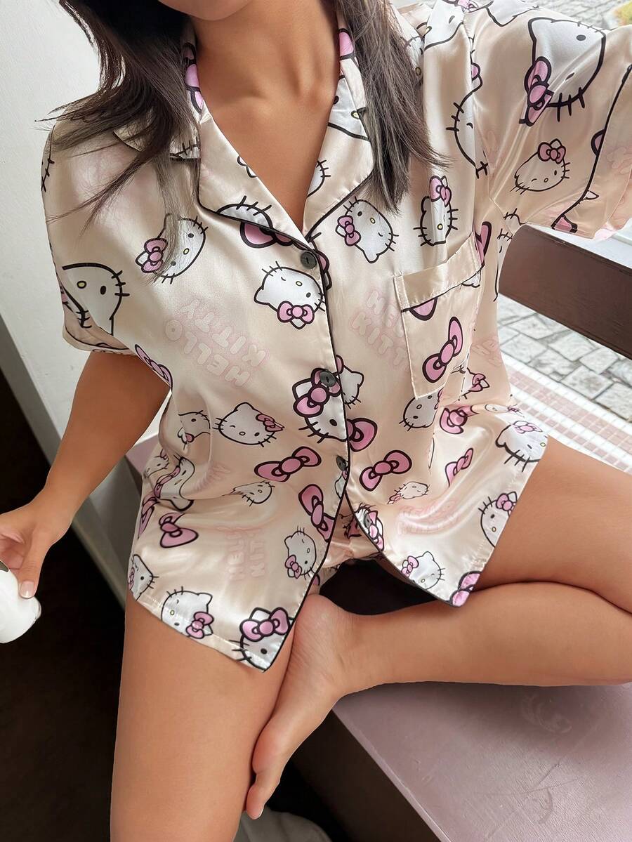 Sanrio Hello Kitty 2026 大尺碼真絲睡衣套裝，短袖前開扣翻領蝴蝶結卡通可愛款，前開扣口袋對比滾邊 - 香檳色 - 查看 1