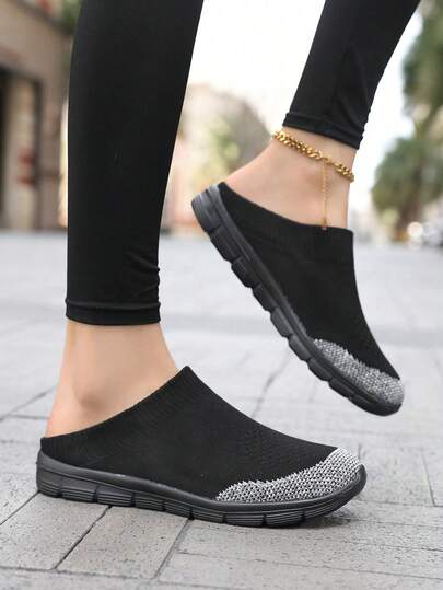 Sandal đế bằng kiểu dáng thường ngày dành cho nữ.