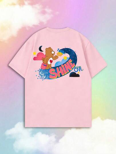 SHEIN | Care Bears 夏季女款短袖经典卡通棕熊闪亮标语趣味图案T恤，融合甜美酷炫的E-Girl风格和美式复古美学，既适合造型又适合日常穿着，适合女生约会、夏季购物、校园通勤、主题派对、复古市集、日常度假、节日聚会等场合，是打造Y2K千禧一代独特街头服饰的核心单品。