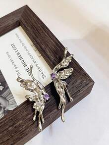 1 đôi bông tai hình bướm kim loại cao cấp kiểu dáng lạnh mới năm 2026, phong cách Ins, bông tai cánh bất đối xứng nổi tiếng trên mạng, bông tai kim loại bạc độc đáo. Cánh bướm kiểu Pháp không cần lỗ tai, kẹp tai dành cho phụ nữ có khí chất sang trọng nhẹ nhàng, cá tính ngọt ngào và mát mẻ, cùng những đường nét khuôn mặt nhỏ nhắn. - Nhiều màu - Xem 7