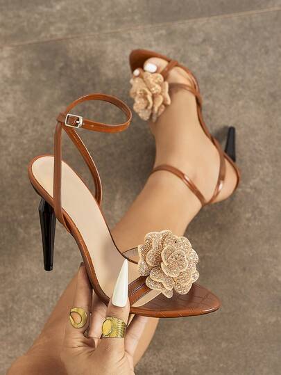 女士高跟鞋，适合春夏、夜店、派对、户外活动、时尚社交名媛高端宴会等场合，电镀细高跟圆头，闪亮交叉平带，花卉兰花图案高品质神秘石纹材质，性感可调节踝带，优雅奢华棕色礼服鞋，时尚潮流女士舞会派对高跟鞋，可搭配正式礼服。