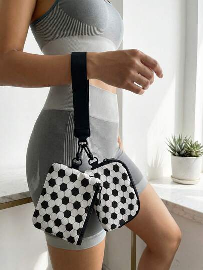 这款二合一腕包采用酷炫的足球和游戏手柄涂鸦设计，集便携零钱包、钥匙/耳机收纳袋、口红卡包于一体，可收纳各种小物件。