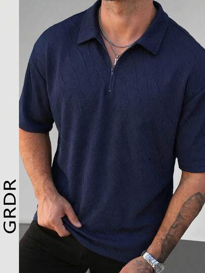  Camisa polo de manga corta casual de color azul marino con cuello de media cremallera y patrón ondulado texturizado para hombres GRDR