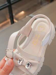 Giày sandal cho bé gái, giày La Mã đế dày thời trang mùa hè mới, giày công chúa hở mũi đính nơ đính đá, đế mềm đi biển. - Màu be - Xem 9