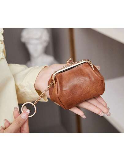 Una monedero con cierre de estilo vintage, elaborado con piel de vaca engrasada de primera calidad. Este organizador para mujeres cuenta con un llavero incorporado y sirve como un accesorio de bolso elegante, perfecto para uso diario para guardar artículos esenciales como lápiz labial, llaves, monedas sueltas y cables de carga.