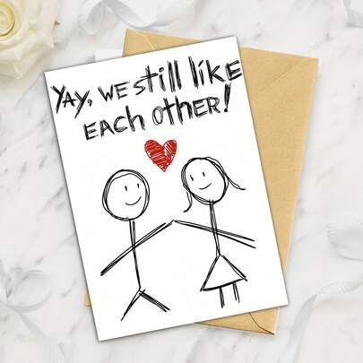 1 Tarjeta de aniversario divertida con sobre - Con figuras de pareja simples y un corazón rojo, con el mensaje: "¡Todavía nos gustamos!" - Un regalo perfecto para parejas, adecuado para bodas, San Valentín o citas - Diseño rojo y amarillo - Hecho a mano en Hunan, elaborado con papel de alta calidad