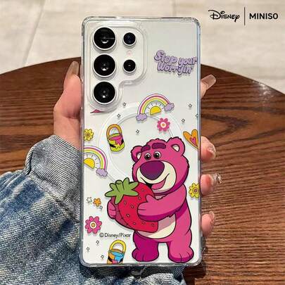 Miniso Ốp lưng điện thoại Disney Toy Story hình Lotso ôm dâu tây in toàn bộ bề mặt, trong suốt, có nam châm, chống sốc, phù hợp với Samsung S26 Ultra/S26 Edge/S26 Plus/S26/S25 Ultra/S25 Plus/S25/S25FE/S25Edge/S24Ultra/S24Plus/S24/S24FE/S23FE/S23Ultra/S23Plus/S23/S22Ultra/S22Plus/S22/A15/A16/A17/A35/A36/A37/A54/A55/A56/A57. Quà tặng Giáng sinh cho bạn gái.
