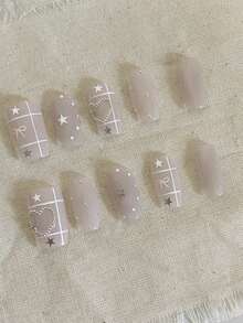 10片纯手工制作的中长棺材形美甲贴片，灰白相间，饰以格子图案、圆点和星星，可爱时尚，Y2K风格，柔和闪光，适合女性和女孩，春夏秋冬皆宜，节日及日常佩戴。 - 白色 - 查看 2