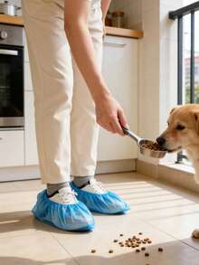 100 pares de protectores de zapatos desechables de plástico elástico de tamaño grande, azules, impermeables, resistentes a la suciedad y al desgaste, adecuados para la mayoría de los zapatos, uso en interiores, hogar, visitantes, viajes, fábricas, talleres y trabajos de renovación - multicolor - Ver 7