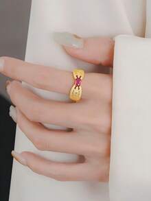 1. Bộ nhẫn đồng sáng bóng kiểu cổ điển, đính đá Zirconia tổng hợp, kiểu dáng thanh lịch và sang trọng. - Nhẫn hở phong cách cung điện - Xem 7