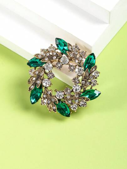 1 chiếc ghim cài áo hình hoa ngọc lục bảo cổ điển, được chế tác tinh xảo với đá quý và lớp mạ vàng, thể hiện phong cách thanh lịch và sang trọng, một phụ kiện cao cấp để tô điểm cho khăn quàng cổ, bộ vest và áo khoác.