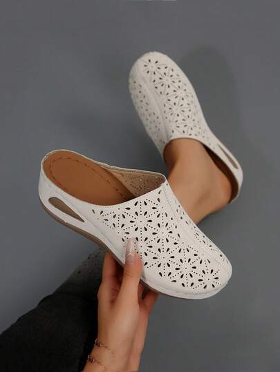 Những đôi sandal đế xuồng khoét rỗng rất dễ mang khi đi làm và mua sắm trong thời gian dài.