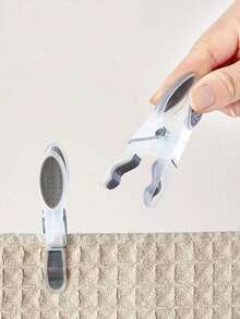 4个彩色塑料衣夹：具有强劲的夹持力、高张力弹簧和牢固的绳夹。这些小巧且色彩鲜艳的衣夹非常适合户外使用——无论是将衣物固定在晾衣绳上、展示照片还是密封食品包装，它们都是绝佳之选。 - 彩色 - 查看 4