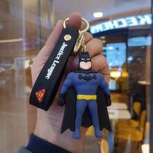 Hasbro 超级英雄钥匙扣套装，硅胶吊坠饰品。采用3D硅胶工艺，蓝黑和红蓝撞色设计，标志性的披风和徽章细节清晰，质地细腻柔软。套装包含印花腕带和金属钥匙圈，坚固耐用，可挂在钥匙、背包等处。它能为日常穿搭增添亮点，展现英雄个性，是超级英雄粉丝和学生的理想之选，充满激情与正义，无论是作为礼物还是自用都非常合适。 - 彩色 - 查看 9