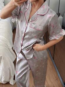 Conjunto de pijama de seda Sanrio Hello Kitty 2026 corto & largo, manga corta, botones delanteros, solapa con lazo, diseño de dibujos animados lindo, bolsillo delantero con botones y volantes - Plateado - Ver 3