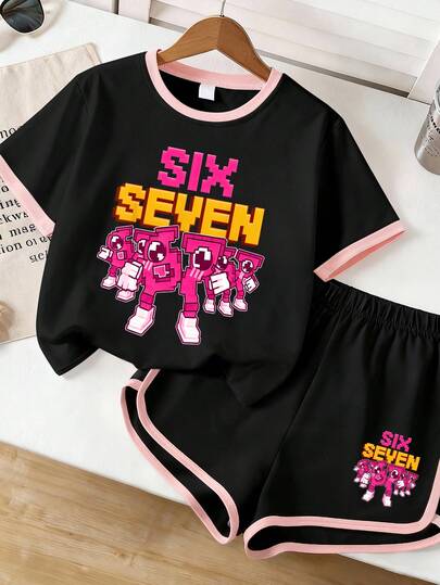 Bộ 2 món gồm áo và quần short in hình nhân vật hoạt hình xếp hình và chữ "76" dành cho bé gái, thích hợp mặc thường ngày vào mùa hè.
