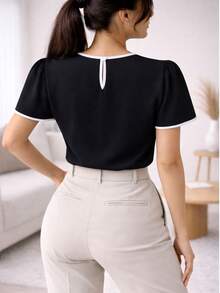 Elegant White Women's Blouse With Black Detail, Short Puff Sleeves, Round Neck, Casual Chic Office Wear. - 黑色 - 查看 2