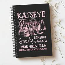 1本KATSEYE女团主题螺旋笔记本，A5尺寸，50张（100页），8毫米横格，双线圈装订，180°平摊设计，适合日常书写、粉丝日记、歌词记录等，是复活节、万圣节、母亲节、圣诞节等节日送给家人和朋友的完美礼物。 - KATSEYE筆記本 - 查看 1