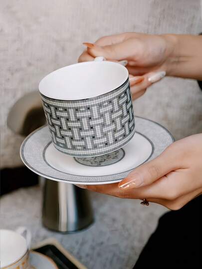 1 Set Gilded Silver Geometric Pattern Ceramic Cup & Saucer Set, Vintage Chic Luxury Coffee Cup & Saucer Set, Suitable For Gatherings, Desserts, Afternoon Tea, Sculptural Architecture Inspired Drinkware Set, Applicable For Holidays, Parties, Restaurants, Living Rooms, Cafes