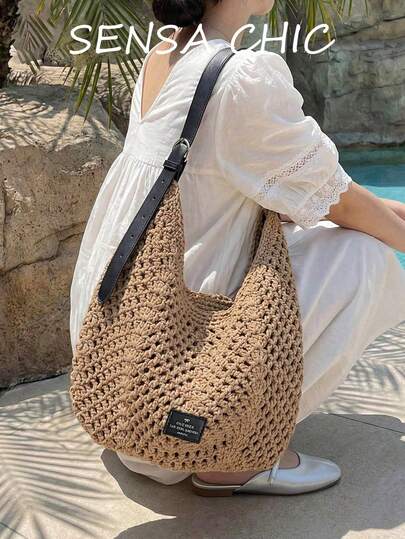 编织镂空女士包，新款，海滨度假风，旅行手提包，沙滩包，单肩腋下包，纯卡其色，镂空设计，女士单肩包，手提包，百搭，美观时尚，配有英文小号皮革字母标签，新月形包身，顶部采用光滑五金拉链封口。