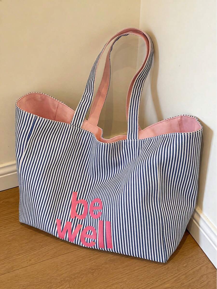 Este bolso de mano con rayas de contraste de payaso es elegante y clásico, tiene una gran capacidad, es ligero y fácil de llevar. El bolso presenta gráficos de letras en ambos lados. El bolso de hombro es adecuado para viajes, compras, así como un bolso esencial para la escuela y la universidad.