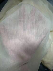 Áo kiểu nữ thanh lịch, cổ đứng, tay dài, chất liệu xuyên thấu - viền bèo nhún, tay phồng, xếp ly phía trước, chất liệu mỏng, cài nút phía trước, dáng rộng, thích hợp cho mùa hè. - Vàng nhạt - Xem 4