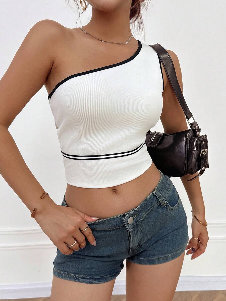 Débardeur court tricoté pour femme, col asymétrique, coupe slim, style mode minimaliste, léger et confortable, convient pour le port quotidien, les vacances, les fêtes, le style de rue et les sorties décontractées - Blanc - Voir 1