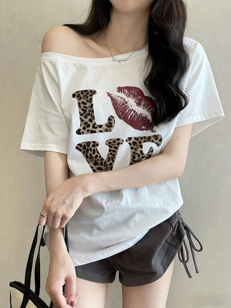 女款時尚露肩豹紋 LOVE 與嘴唇圖案 T-shirt,短袖聚酯纖維高彈力休閒上衣,夏季穿搭 - 白色 - 查看 1
