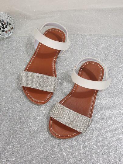 Những đôi sandal quai chữ V thoải mái mới dành cho trẻ em được trang trí bằng pha lê. Chúng có thiết kế thời trang và giản dị, là loại sandal ngoài trời đế mềm chống trượt, có dây buộc, được thiết kế đặc biệt cho trẻ em.