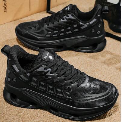 新款黑色真皮运动鞋，四季皆宜，防水防污，易于保养，经典百搭款式。鞋面柔软舒适，轻便缓震鞋底，防滑耐穿，适合日常通勤、休闲外出或运动，简约中性设计。