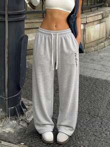 1 chiếc quần thể thao nữ dáng suông, ống rộng, có độ rũ nhẹ, thích hợp mặc ở nhà và hoạt động ngoài trời, có thể làm quà tặng cho các cặp đôi, được làm từ 100% polyester, có dây rút ở eo để điều chỉnh, có nhiều màu sắc để lựa chọn. - Xám - Xem 1