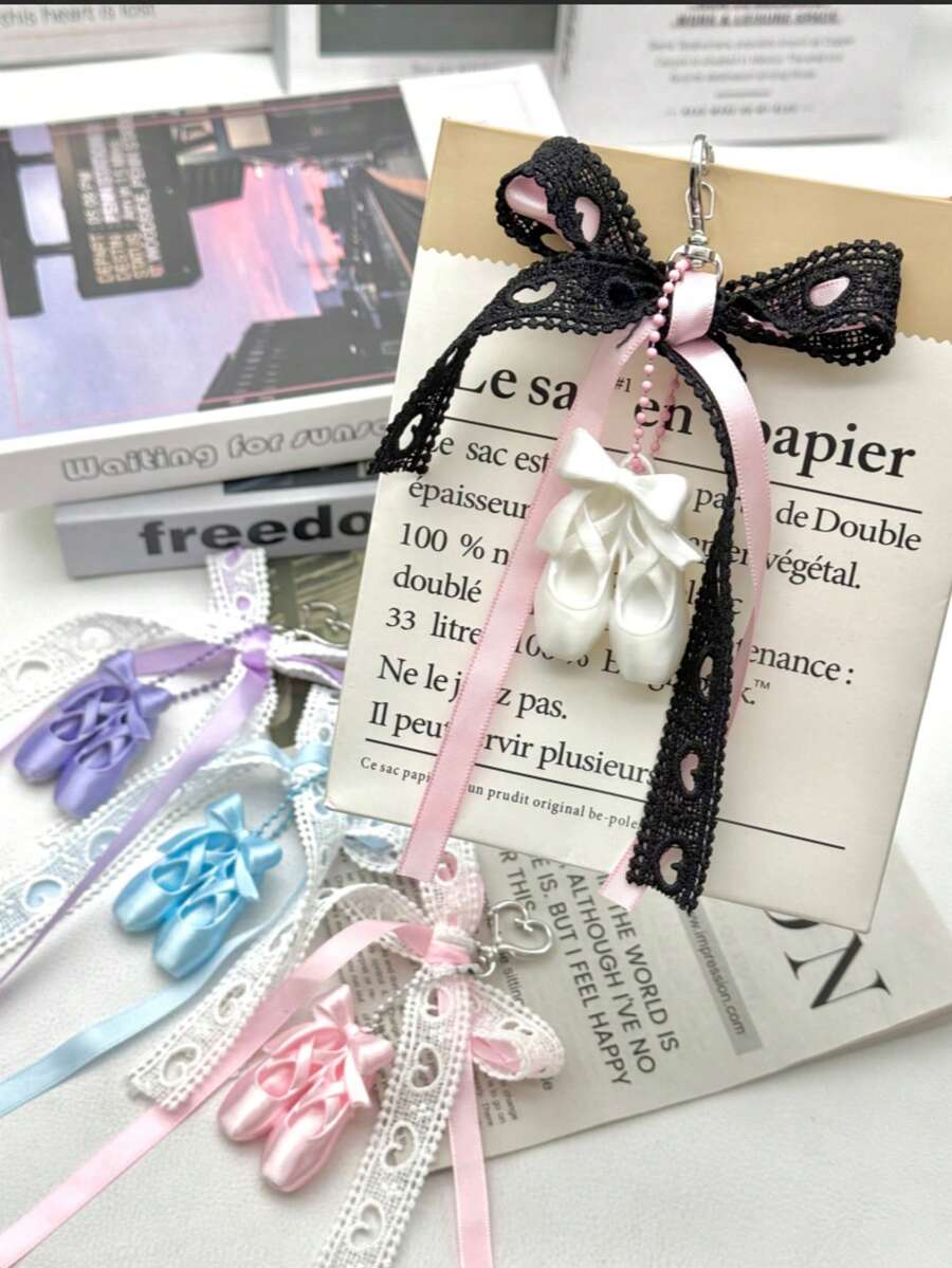Móc khóa hình giày ba lê bằng ruy băng ren, kiểu dáng đơn giản và thời trang, có thể dùng làm phụ kiện túi xách, điện thoại, ba lô - Có thể phối hợp tự do, làm quà tặng cho bạn bè hoặc người thân yêu. - Nhiều màu - Xem 1