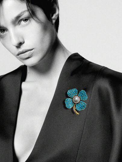 1枚合金胸针，镶嵌水钻、仿珍珠，四叶草造型，优雅3D立体花卉翻领别针，奢华珠宝配饰，适合搭配正装、参加派对、情侣礼物，波西米亚风格，金色