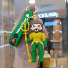 Hasbro 超级英雄钥匙扣套装，硅胶吊坠饰品。采用3D硅胶工艺，蓝黑和红蓝撞色设计，标志性的披风和徽章细节清晰，质地细腻柔软。套装包含印花腕带和金属钥匙圈，坚固耐用，可挂在钥匙、背包等处。它能为日常穿搭增添亮点，展现英雄个性，是超级英雄粉丝和学生的理想之选，充满激情与正义，无论是作为礼物还是自用都非常合适。 - 彩色 - 查看 10