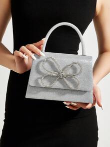 REMANLAND 这款奢华闪耀的银色水钻蝴蝶结手提包，通体饰以闪亮水钻，点缀立体水钻蝴蝶结，并采用独特的手柄设计。这款手提包是派对和晚宴等场合的吸睛之选，也是馈赠佳品。 - 銀色 - 查看 8