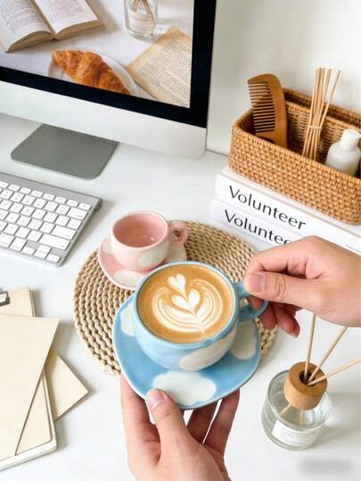 Bộ tách và đĩa cà phê bằng gốm sứ họa tiết mây, chịu nhiệt và dễ vệ sinh, lý tưởng cho quán cà phê, gia đình, nhà hàng, nhà bếp và văn phòng, cũng như cho tiệc trà chiều. Hoàn hảo làm quà tặng cho Ngày của Cha và Ngày của Mẹ, bạn bè và người yêu, thành viên gia đình, giáo viên, đồng nghiệp và các dịp đặc biệt khác.