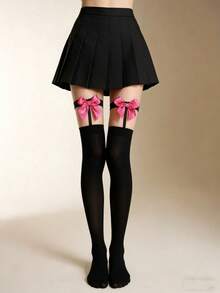 1双黑色吊袜带长筒袜，饰有洋红色蝴蝶结，性感吊袜带，配有醒目的缎带细节，适合日常穿着。 - 彩色 - 查看 3