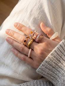 CHOSHILAR Set de 7 anillos de resina, con bandas delgadas y anchas en estampado de carey, teñido anudado y unicolor, apilables para atuendos casuales y de trabajo, minimalistas y versátiles. (Nota: Debido al proceso de teñido anudado hecho a mano, cada anillo tiene patrones únicos y puede haber ligeras variaciones de color entre lotes) - Color 14 - Ver 7