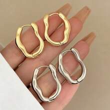 一对不对称几何耳环，线条流畅，简约设计，适合日常佩戴和轻度社交场合。 - 耳扣 - 查看 1