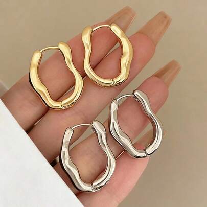 一对不对称几何耳环，线条流畅，简约设计，适合日常佩戴和轻度社交场合。