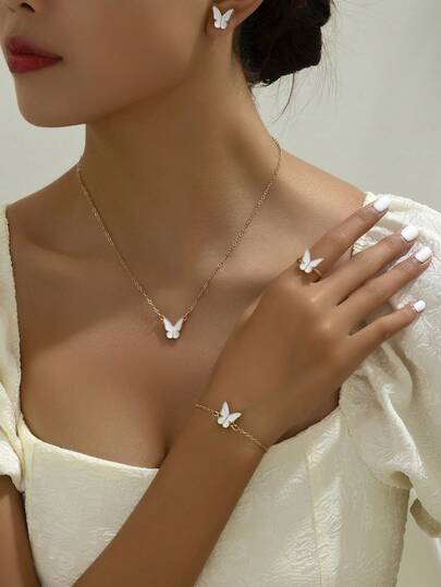 Bộ trang sức mặt dây chuyền hình bướm 5 món, bao gồm bông tai, dây chuyền, vòng tay và nhẫn dành cho nữ.