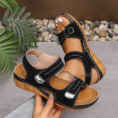 Sandal đế xuồng dày, chống trượt, có quai dán điều chỉnh được, kiểu dáng thường ngày, phù hợp cho thanh thiếu niên, hoạt động ngoài trời, đi biển, du lịch.