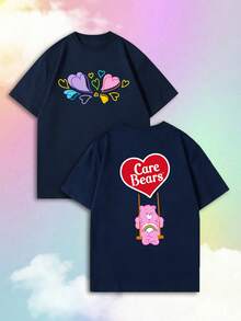 SHEIN | Care Bears Áo thun nữ tay ngắn mùa hè cổ điển hình gấu hồng hoạt hình, họa tiết trái tim tương phản trước và sau, sự kết hợp giữa phong cách retro Mỹ và thẩm mỹ thiên niên kỷ Y2K, hoàn hảo cho việc phối đồ nhiều lớp, phù hợp cho các buổi hẹn hò, chụp ảnh đường phố, cuộc sống học đường, dã ngoại mùa hè, kỳ nghỉ hàng ngày, các bữa tiệc retro, mua sắm và hơn thế nữa. Một chiếc áo tay ngắn không thể thiếu cho trang phục phong cách retro Mỹ. - Màu xanh hải quân - Xem 2