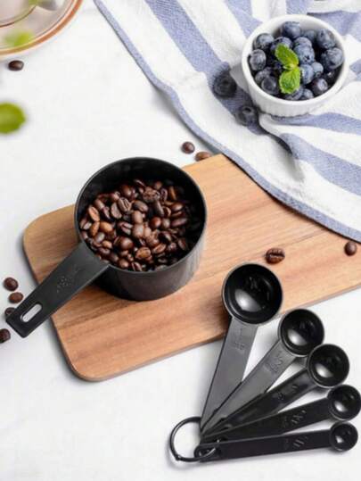 Bộ XXL (5/10 món) Cốc và thìa đong định lượng bằng nhựa có vạch chia; Bộ 10 món cốc và thìa đong định lượng bằng nhựa màu đen có vạch chia.