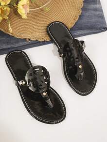 Giày sandal đế bằng nữ thời trang thường ngày, tối giản, thanh lịch, dễ thương, đa năng, màu trắng bóng, sandal đế bằng nữ màu đen bóng, sandal đế bằng nữ màu xanh bóng, sandal đế bằng nữ màu đỏ bóng, sandal đế bằng màu nâu, đính đá, đính hạt, thích hợp ở nhà, thoải mái, đi mua sắm, đi chơi, cỡ lớn, đi biển, mùa hè, kiểu xỏ chân, họa tiết khoét tròn, mũi tròn, dép xỏ ngón đế bằng. - màu đen - Xem 4