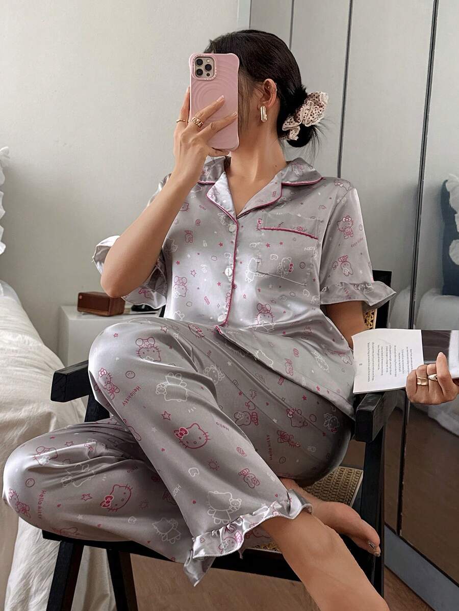 Conjunto de pijama de seda Sanrio Hello Kitty 2026 corto & largo, manga corta, botones delanteros, solapa con lazo, diseño de dibujos animados lindo, bolsillo delantero con botones y volantes - Plateado - Ver 1
