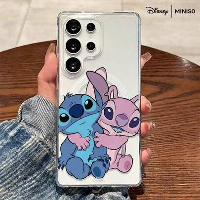 Miniso Funda de teléfono transparente y magnética a prueba de golpes con diseño de Stitch y Angel de Lilo & Stitch abrazándose, adecuada para Samsung S26 Ultra/S26 Edge/S26 Plus/S26/S25 Ultra/S25 Plus/S25/S25FE/S25Edge/S24Ultra/S24Plus/S24/S24FE/S23FE/S23Ultra/S23Plus/S23/S22Ultra/S22Plus/S22/A15/A16/A17/A35/A36/A37/A54/A55/A56/A57, regalo de relleno de calcetines para la novia