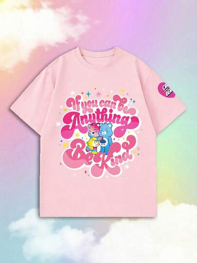 SHEIN | Care Bears Áo thun nữ tay ngắn mùa hè in hình hoạt hình gấu đôi cổ điển với khẩu hiệu "Lòng tốt", sự kết hợp giữa phong cách E-girl ngọt ngào, cá tính và thẩm mỹ retro Mỹ, thiết thực cho cả việc phối đồ và mặc hàng ngày, phù hợp cho các buổi hẹn hò, mua sắm mùa hè, đi học, tiệc tùng theo chủ đề, chợ đồ cũ, kỳ nghỉ ngắn, tụ họp ngày lễ và hơn thế nữa. Một món đồ thiết yếu để tạo nên những bộ trang phục đường phố độc đáo mang phong cách Y2K Millennial.