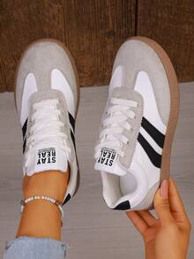 Baskets compensées rétro, chaussures blanches, design bicolore, baskets basses vintage classiques noir et blanc pour femmes - rayures iconiques, légères, semelle en caoutchouc épaisse, chaussures confortables pour femmes, chaussures décontracté à lacets et bout rond, tige en cuir synthétique, chaussures d'école, convient pour le jean, les robes, le port quotidien, la course, les sports, chaussures pour femmes, chaussures pour dames, baskets pour femmes, baskets blanches, le matériau du produit est relativement ferme - Noir et Blanc - Voir 8